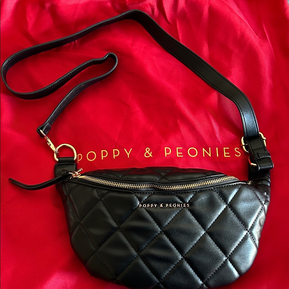 NWOT Poppy & Peonies Black quilted Sidekick from Holiday Box